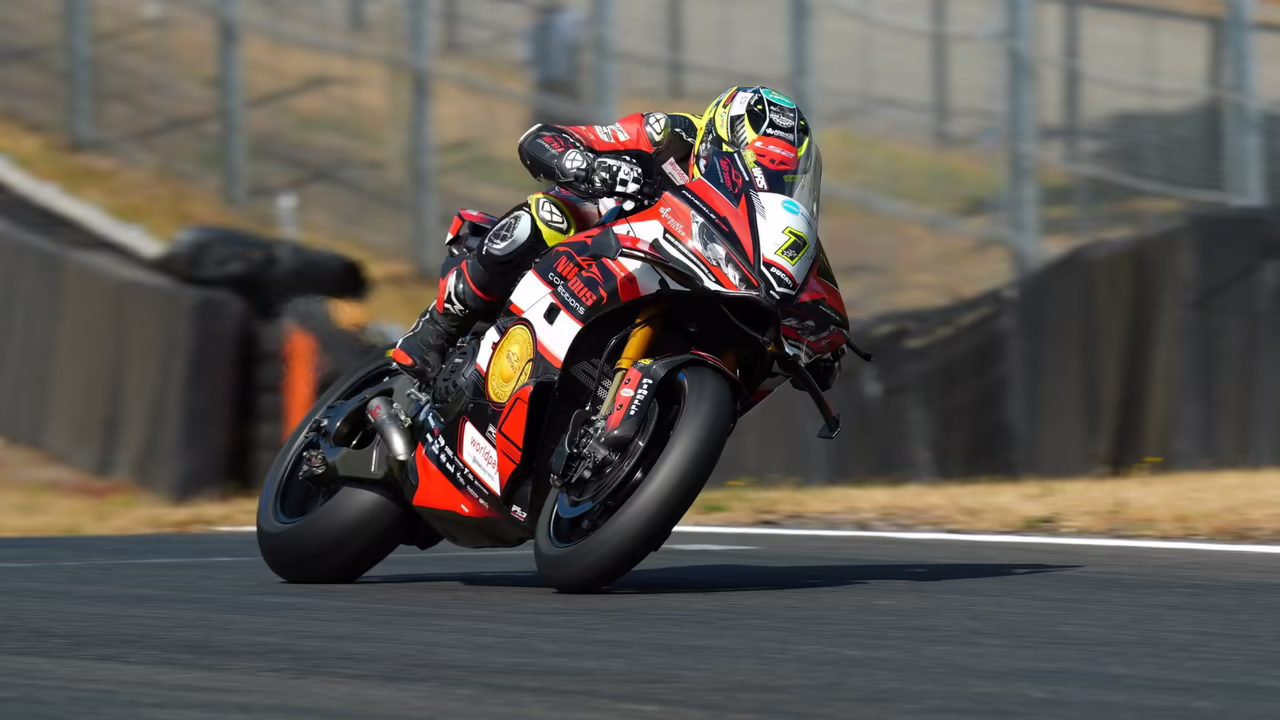 Кайл Райд на Ducati выходит из последнего поворота Тракстона с рекордным временем круга