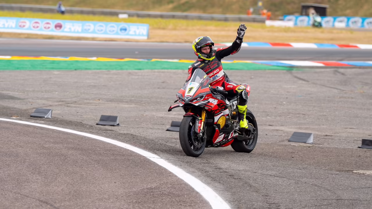 Кайл Райд на Ducati Panigale V4 в гонке BSB в Тракстоне, 2026