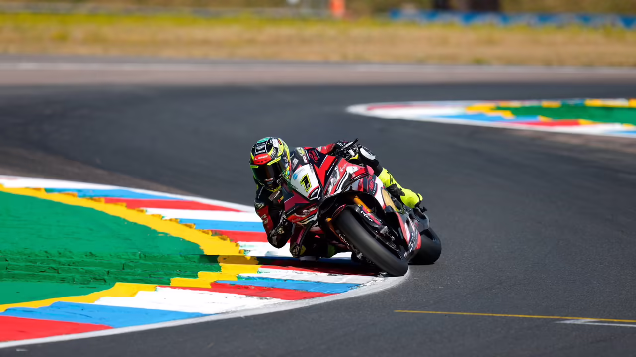 Кайл Райд на Ducati лидирует в первой гонке BSB на Тракстоне