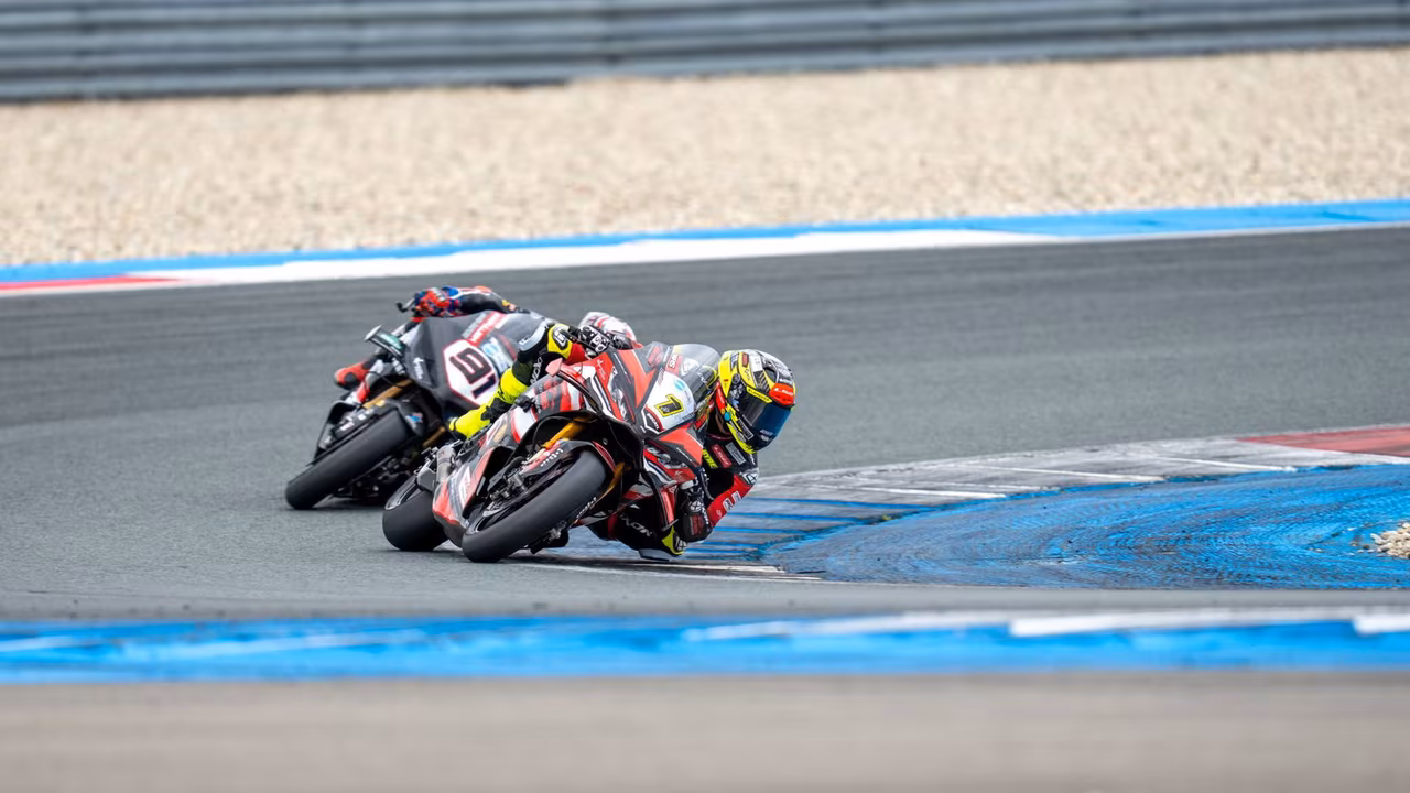 Кайл Райд на Ducati в борьбе с Леоном Хэзламом в первой гонке BSB в Ассене