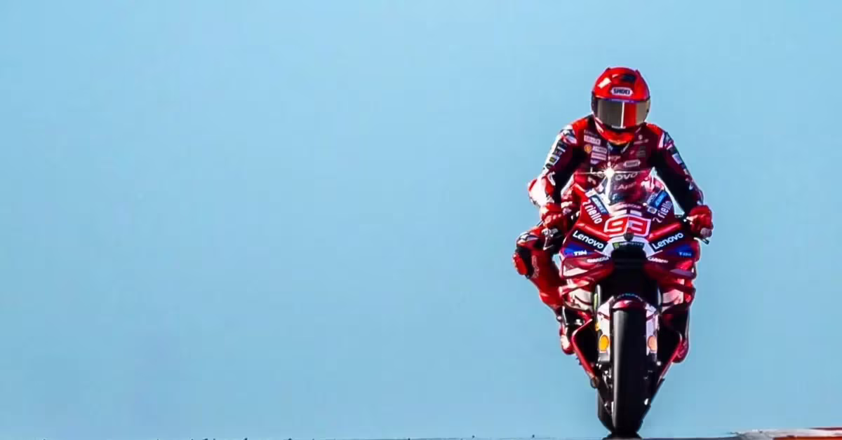 Марк Маркес на Ducati в повороте трассы Мандалика