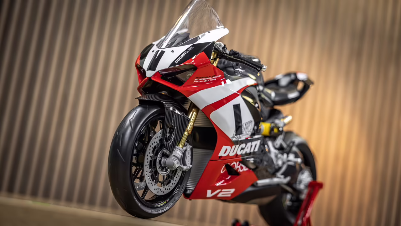 Карл Фогарти с масштабной моделью Ducati Panigale V2 Superquadro Final Edition от Pocher