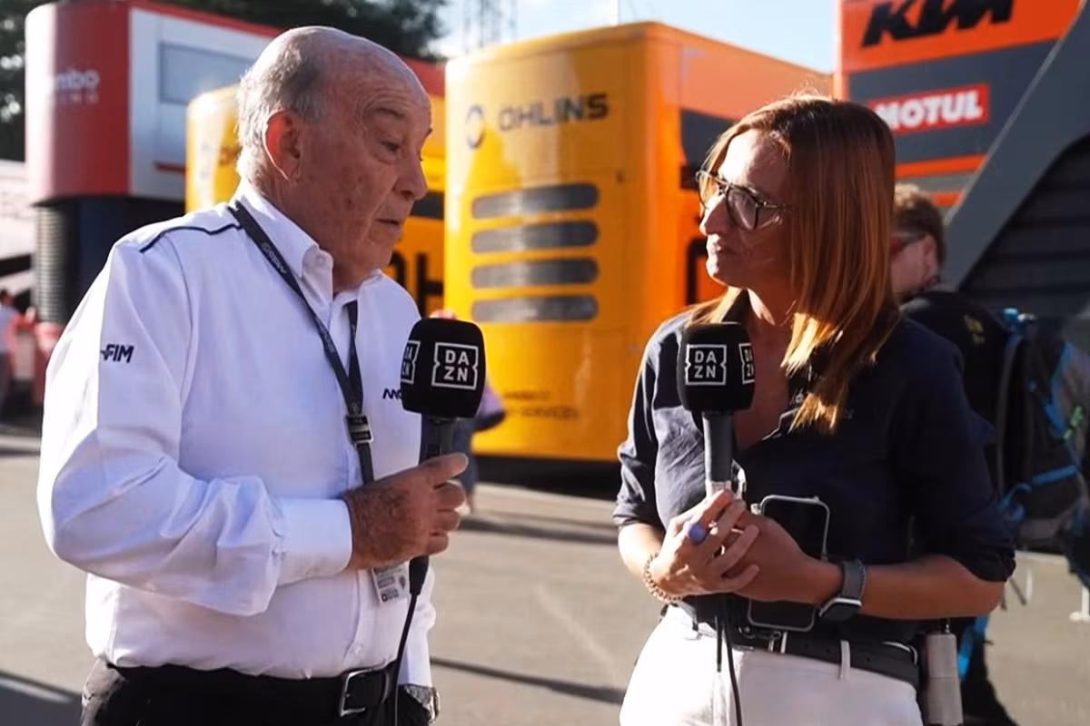Кармело Эспелета на фоне стартовой решётки MotoGP