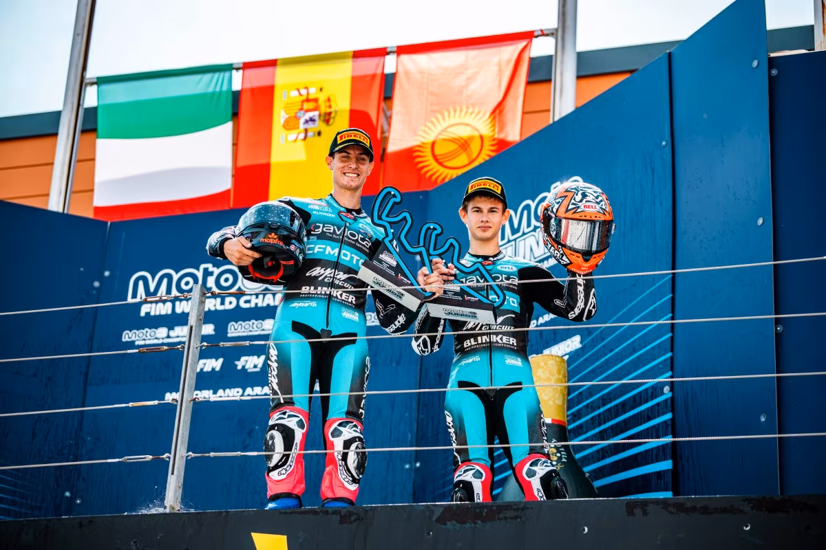 Карпушин на мотоцикле Moto3 атакует соперников в гонке FIM MotoJunior в Арагоне