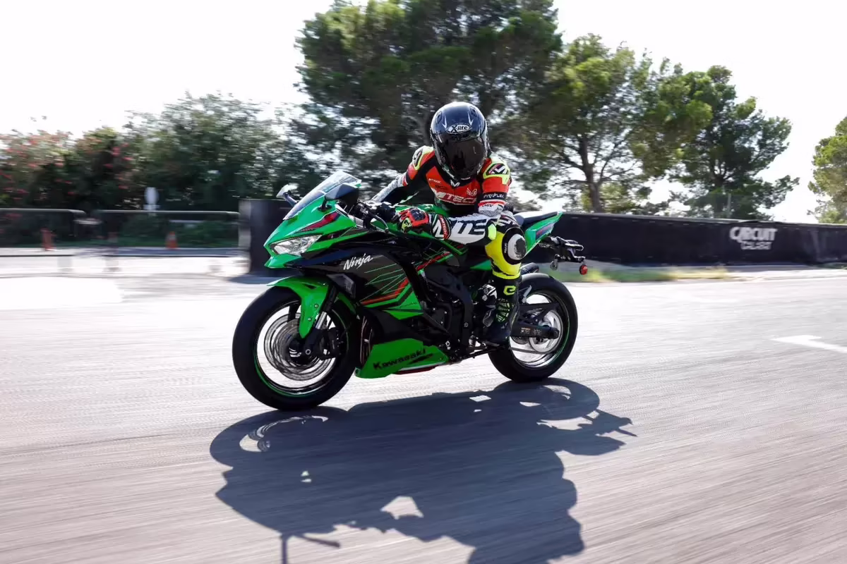 Спортбайк Kawasaki Ninja ZX-4RR 2027 в зелёной гоночной расцветке
