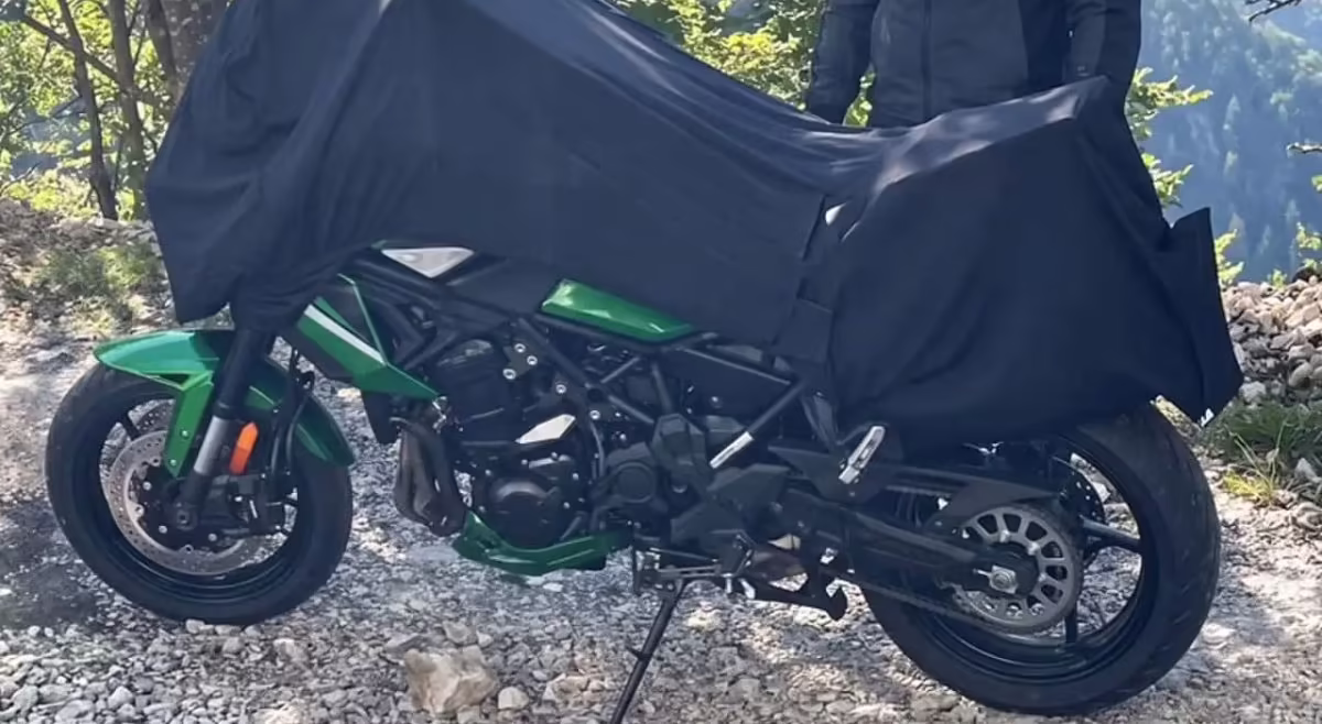 Прототип Kawasaki Versys 900 на дорожных тестах, вид спереди