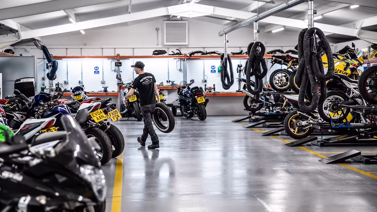 Торговый зал Superbike Factory с рядами подержанных мотоциклов