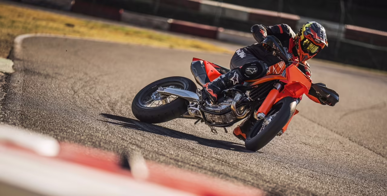 KTM 450 SMR 2027 в оранжево-чёрной раскраске на треке