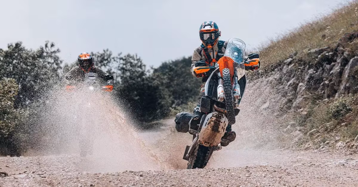 KTM 690 Rally MY27 с передней раллийной башней и дополнительными топливными баками