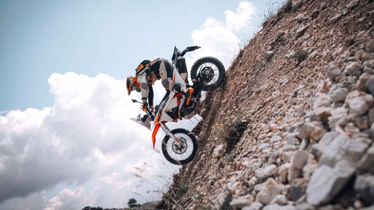 KTM 690 Rally 2027 с навигационной башней и передними топливными баками
