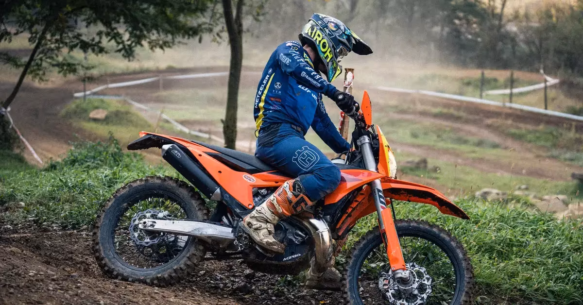 Эндуро и кроссовые мотоциклы KTM и Husqvarna 2027 года на тестах на трассе в Италии
