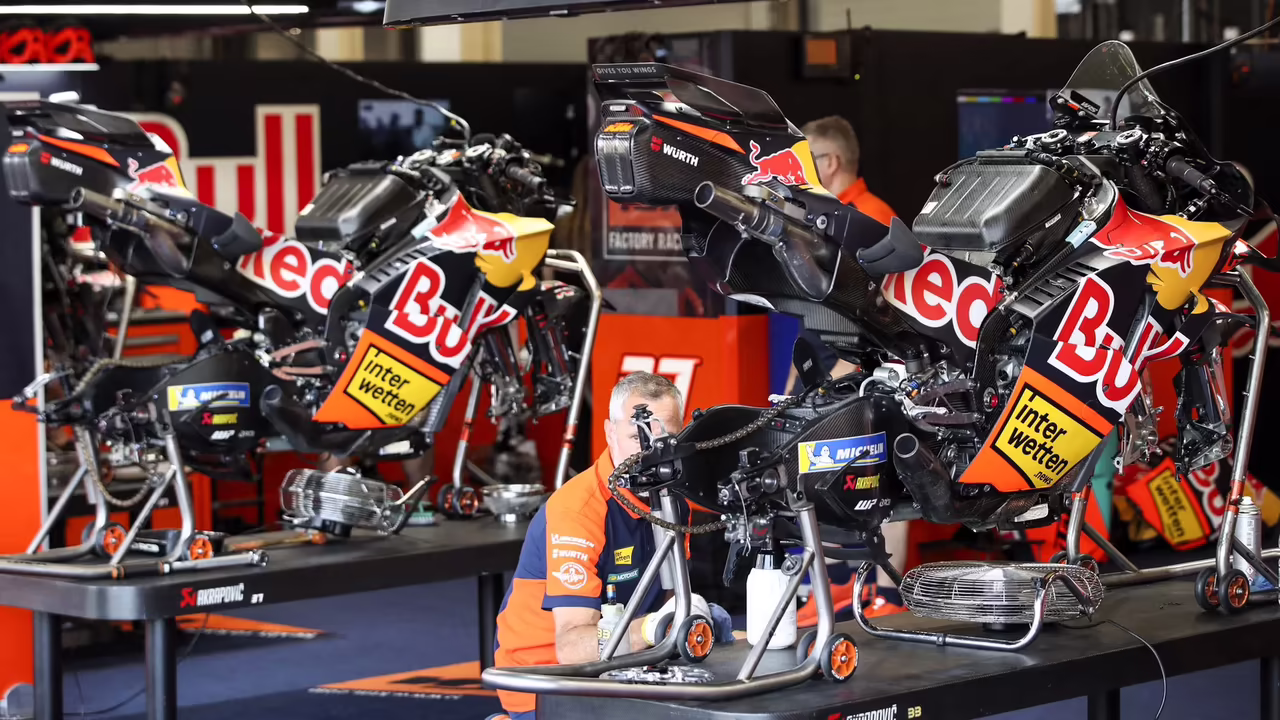 KTM RC16s. © Gold and Goose