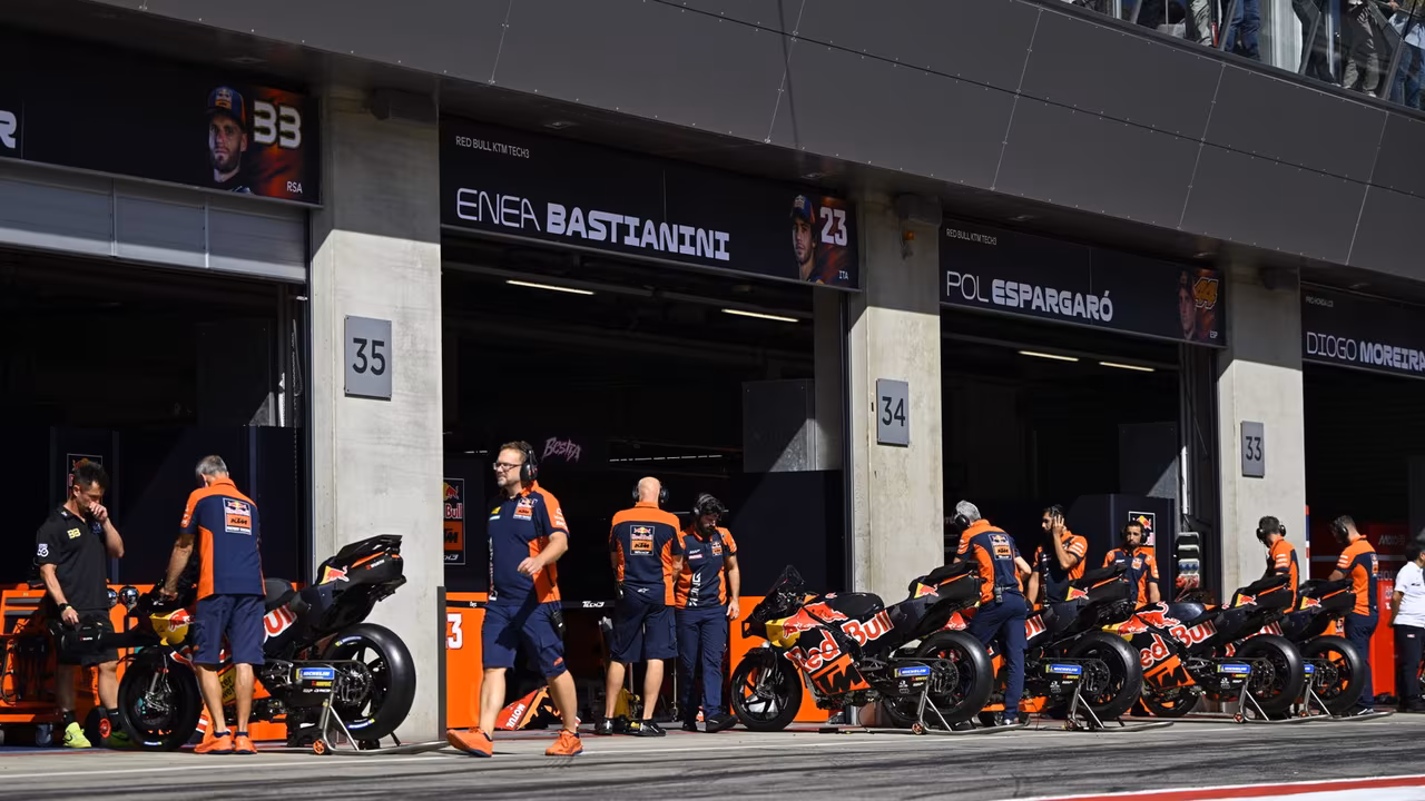 Мотоцикл KTM RC16 на трассе MotoGP