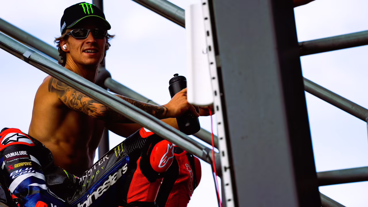 Фабио Куартараро на заводской Yamaha в гонке MotoGP в Сильверстоуне