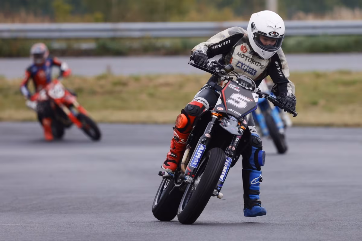 Алена Петришина опережает Ивана Мосина всего на 1 очко в Supermoto S1 перед финалом в Рязани