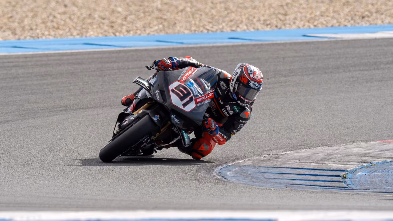 Леон Хэзлам на Ducati в первой гонке BSB в Ассене