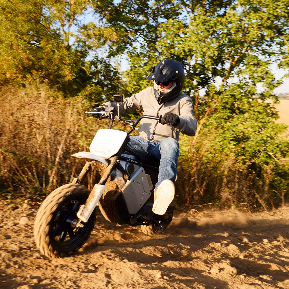 LiveWire S4 Honcho Trail на грунтовой трассе во Франции