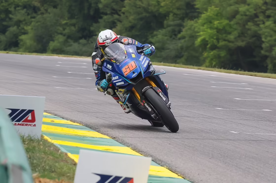 Лорис Баз на Ducati Panigale V4 лидирует в третьей гонке MotoAmerica на VIR