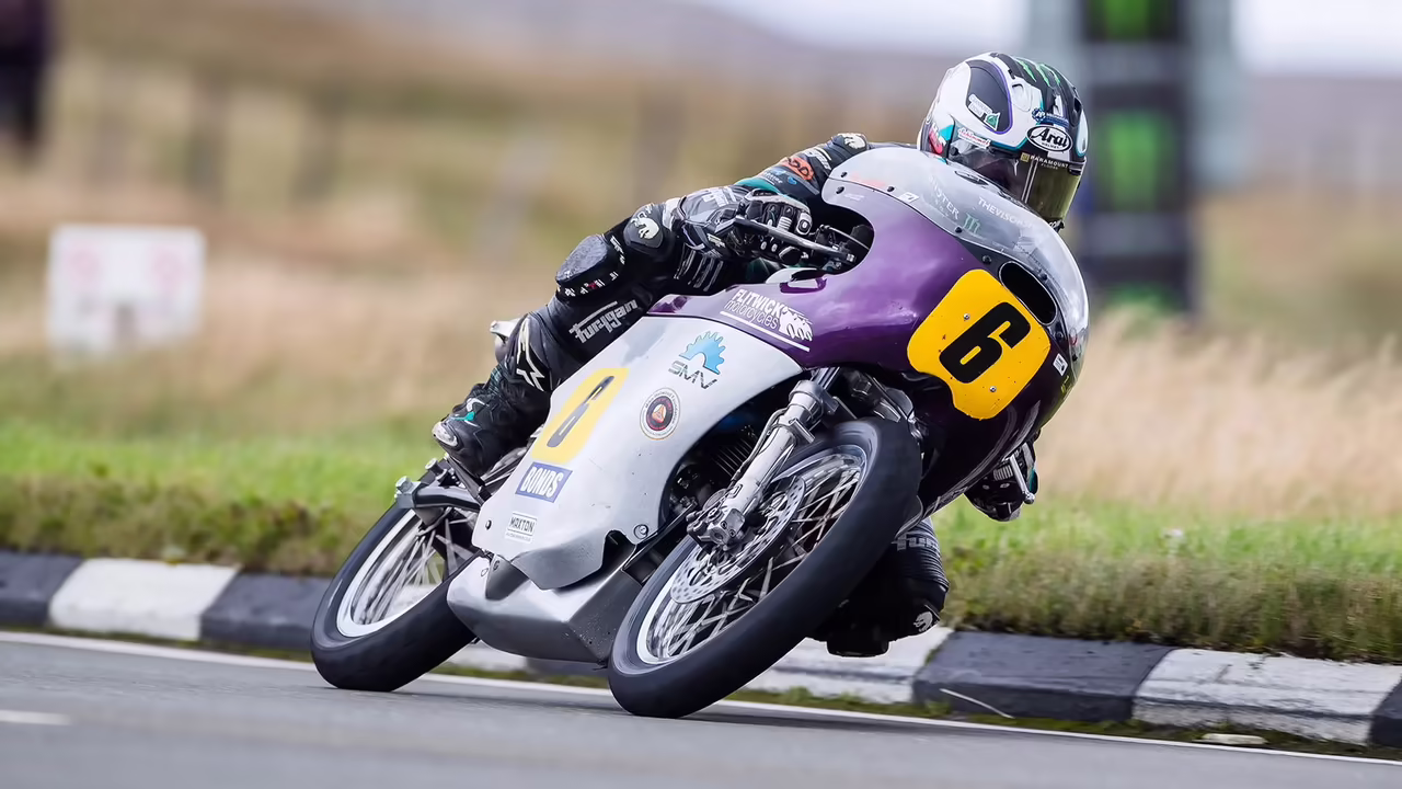 Майкл Данлоп на Royal Enfield во время квалификации Classic TT 2026