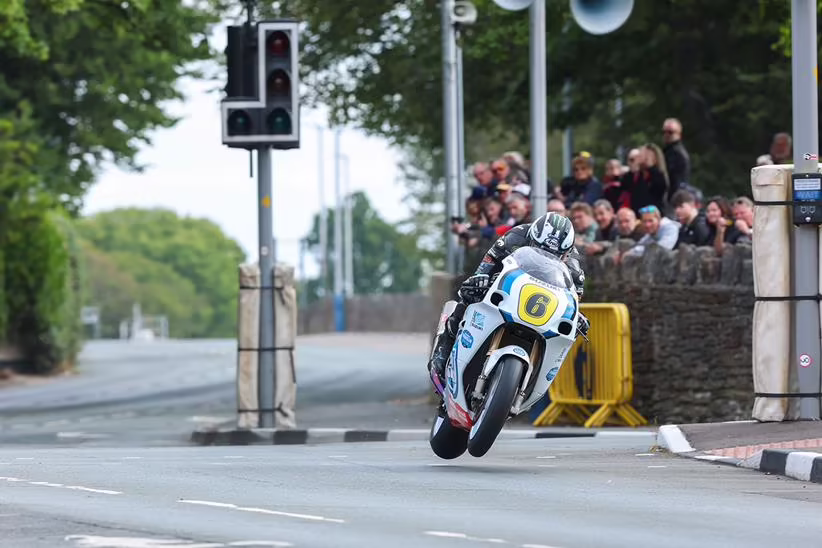 Michael Dunlop, Suzuki GSX-R750 by Team Classic Suzuki Racing. Senior Classic TT. St Ninian’s. (Credit: Callum Staley / Pacemaker Press)