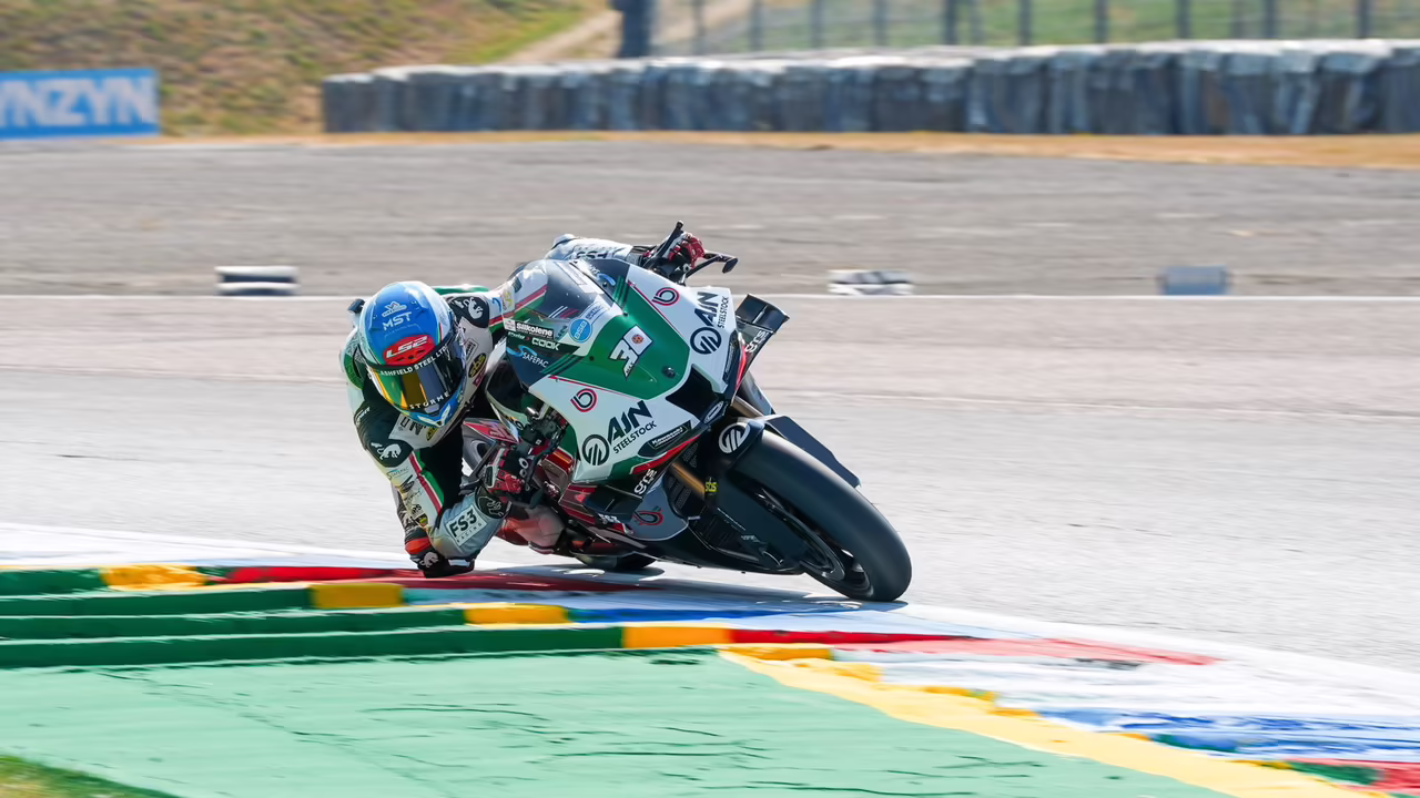 Макс Кук на Bimota во время этапа BSB в Оултон-Парке, 2026 год