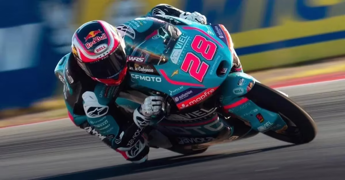 Максимо Килес на мотоцикле Aspar празднует победу в гонке Moto3 на трассе Арагон