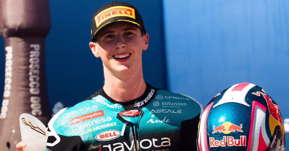 Максимо Килес празднует победу на Гран-при Арагона Moto3