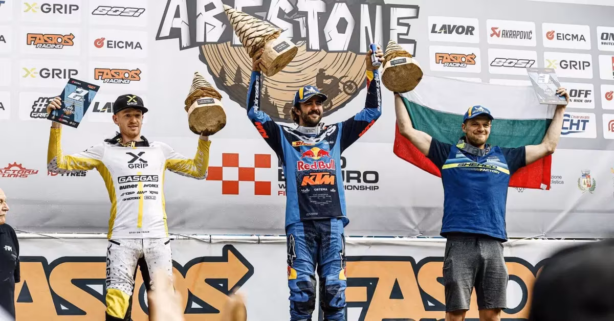 Мануэль Леттенбихлер на KTM преодолевает каменистый подъём на этапе Abestone Hard Enduro 2026 в Валь-ди-Луче