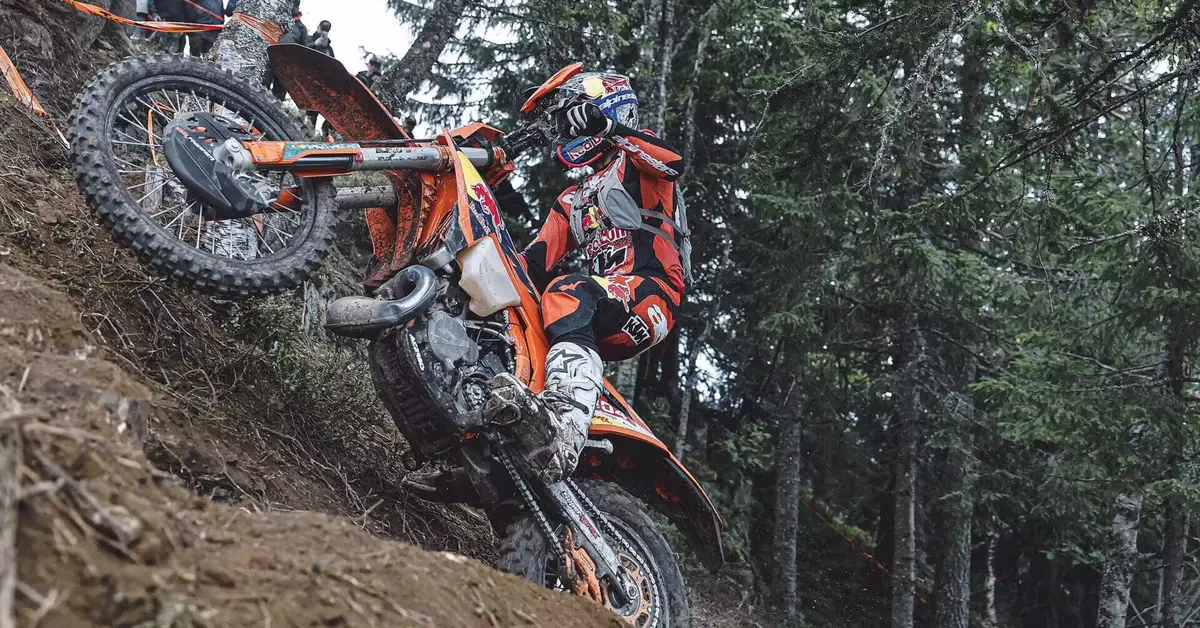 Мануэль Леттенбихлер на KTM 300 EXC лидирует на трассе Forza Orza в Швеции