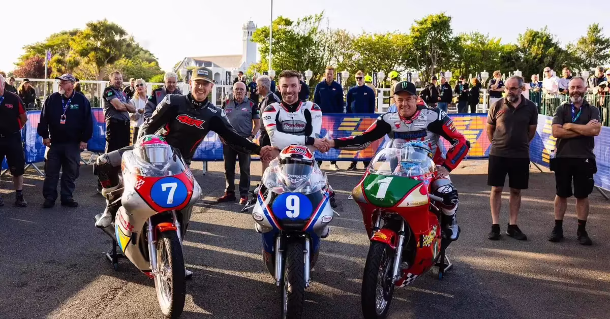Джонни Стюарт на Aprilia RS660 лидирует в гонке Manx GP