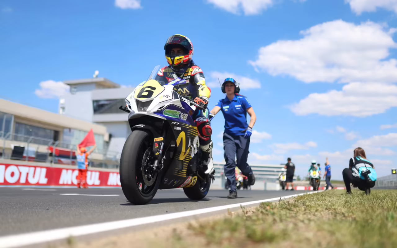 Maria Herrera (on the bike) and her mechanic Lucrezia Vercelloni. Photo courtesy WWCR.