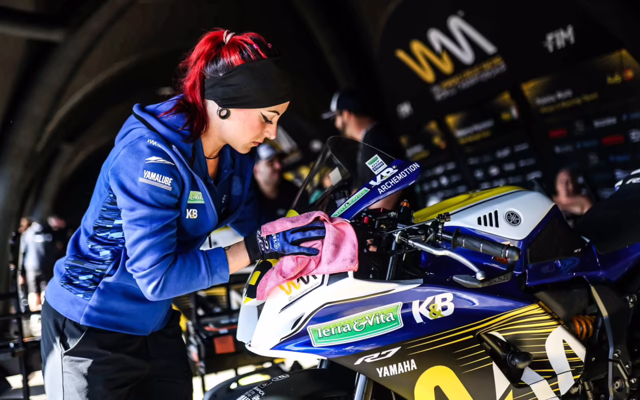 Lucrezia Vercelloni working on Maria Herrera’s bike. Photo courtesy WWCR.