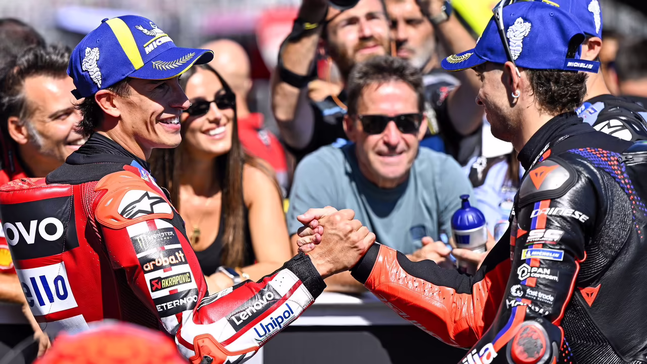 Марк Маркес на торможении перед входом в поворот на Гран-при Арагона MotoGP