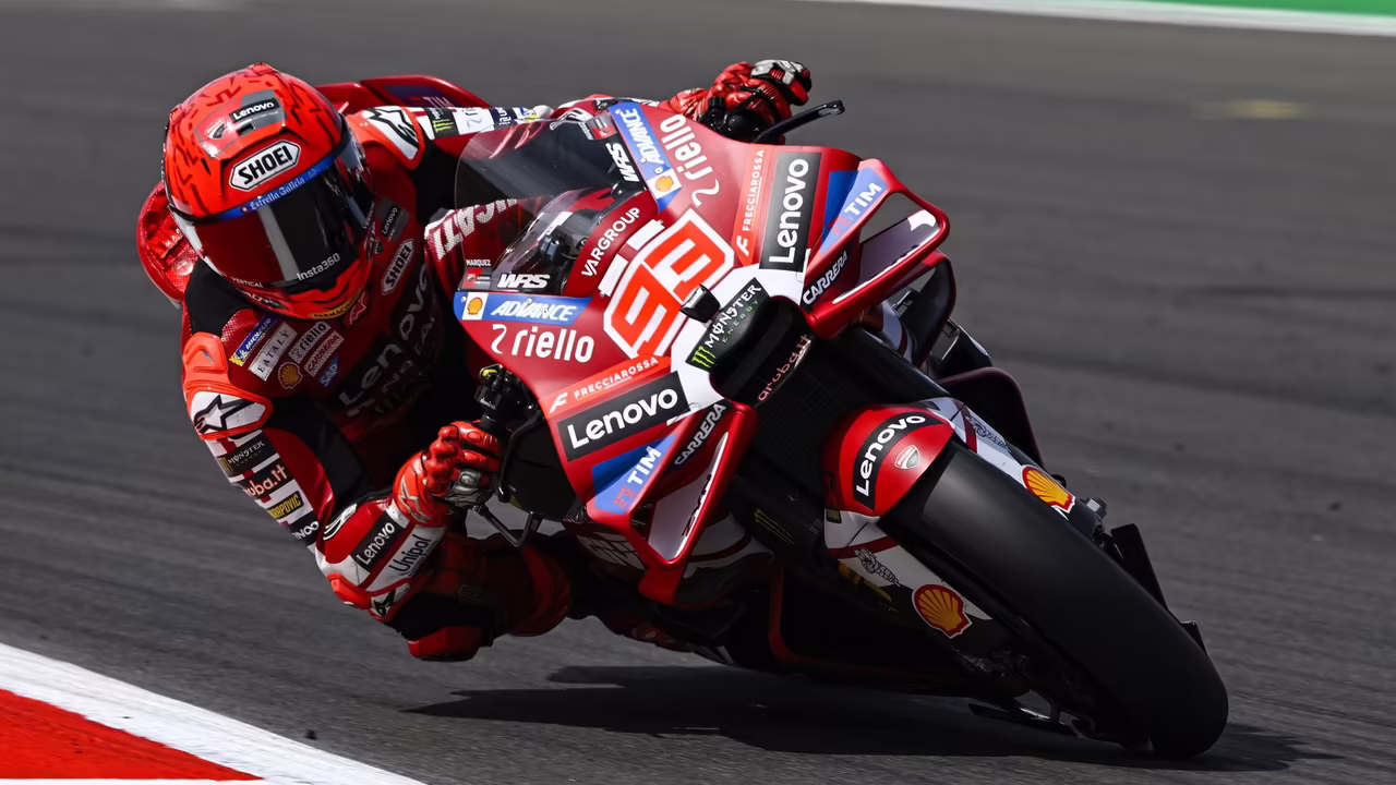 Марк Маркес и Пекко Баньяя на трассе MotoGP - ожидание гонки в Арагоне