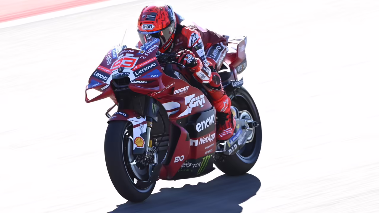 Марк Маркес на Aprilia RS-GP в спринте MotoGP на трассе MotorLand Арагон