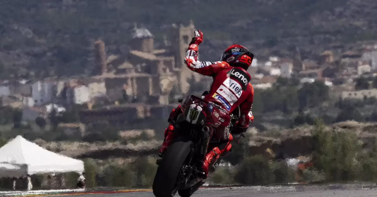 Марк Маркес на Ducati входит в первый поворот спринта MotoGP в Арагоне