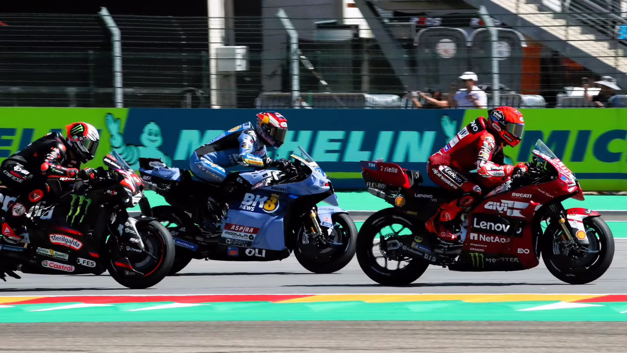 Марк Маркес лидирует в спринте MotoGP Арагона 2026 года на Ducati Lenovo