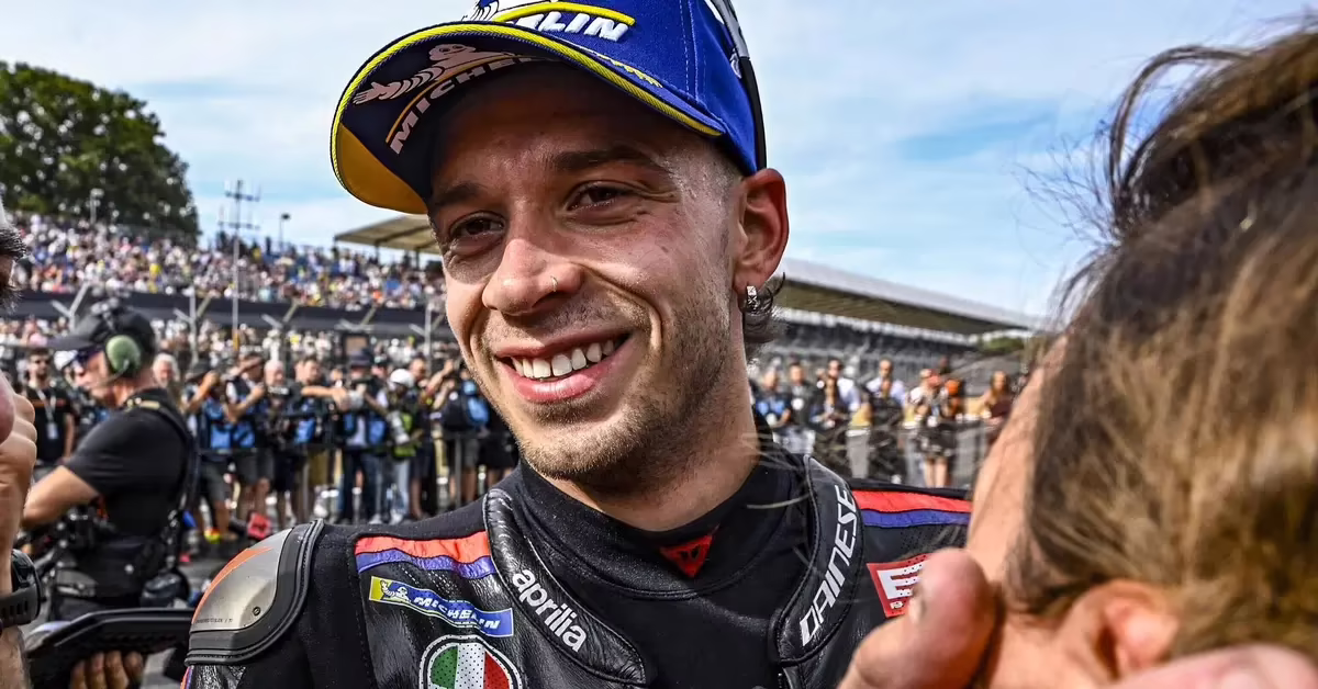 Марко Беццекки на Aprilia RS-GP празднует подиум в спринте Гран-при Великобритании в Сильверстоуне