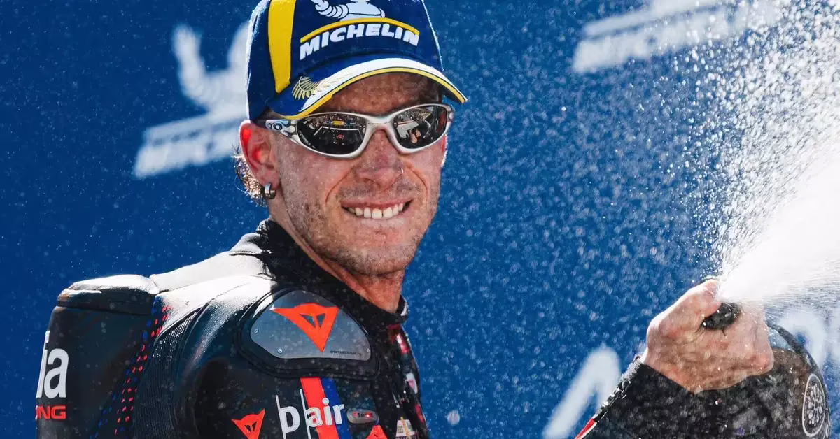Марко Беццекки на Aprilia RS-GP на подиуме Гран-при Испании в Арагоне