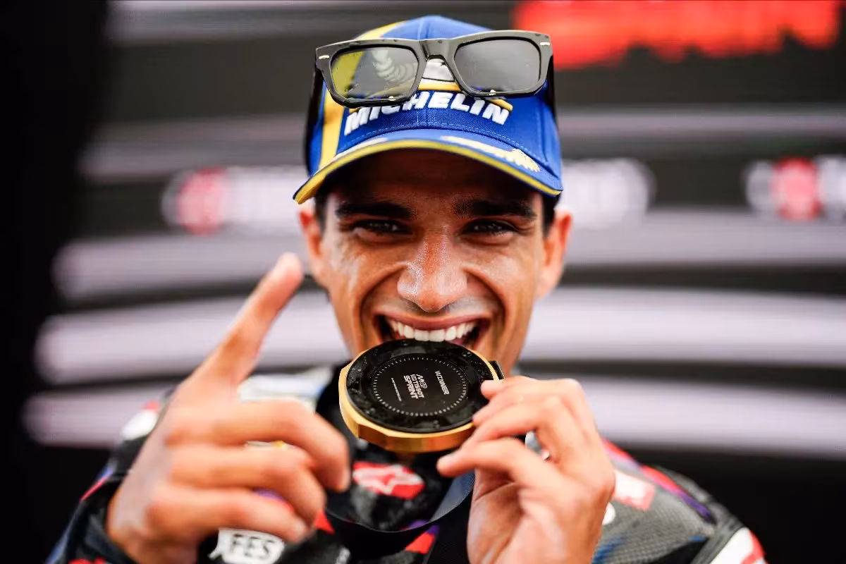 Хорхе Мартин на мотоцикле Aprilia Racing после победы в спринте MotoGP в Австрии