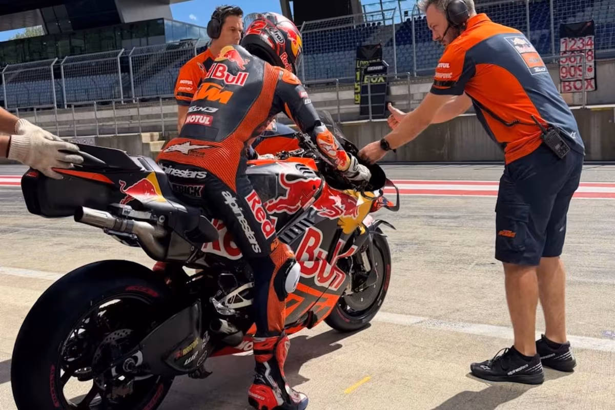 Маверик Виньялес на мотоцикле Tech3 KTM во время этапа MotoGP