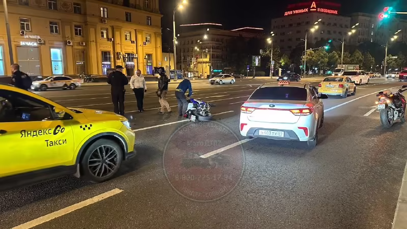 Мотоцикл Honda CBR после столкновения с Mercedes в Москве