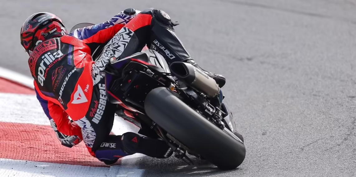 Мэттью Воссберг на Aprilia RS 660 в квалификации Twins Cup на трассе VIR
