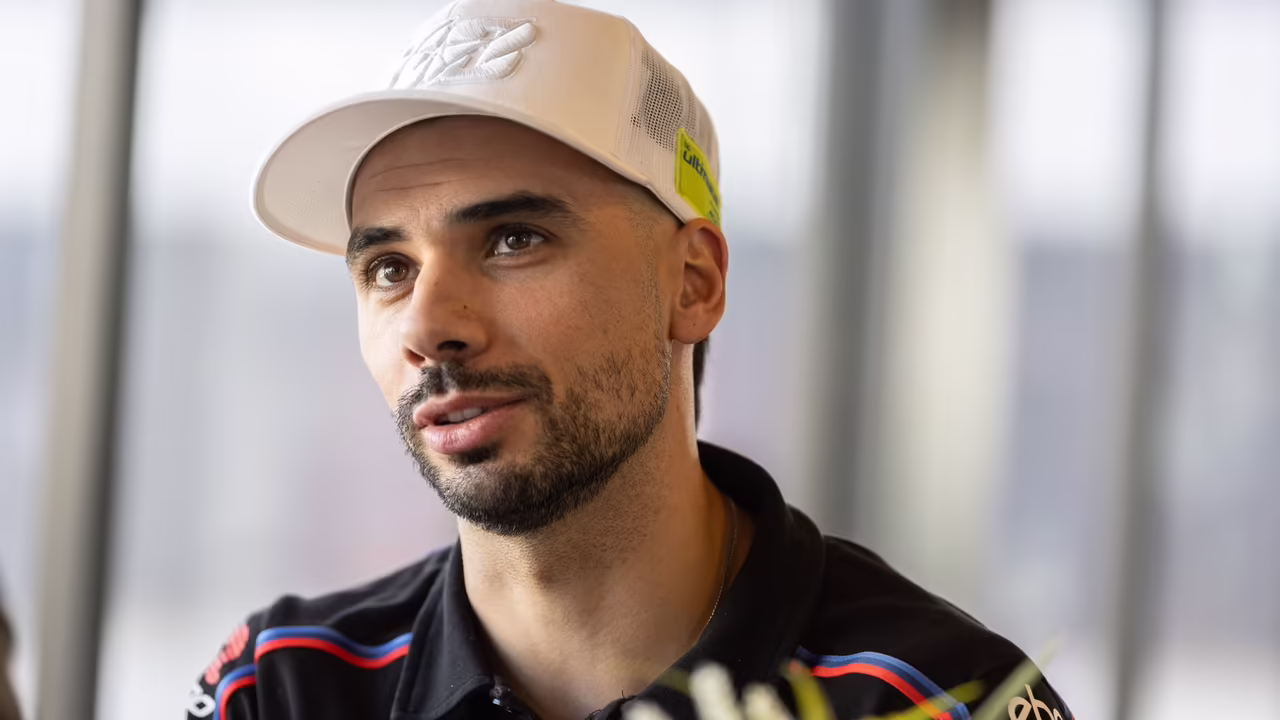 Мигел Оливейра на BMW M1000 RR в боксах во время этапа WorldSBK