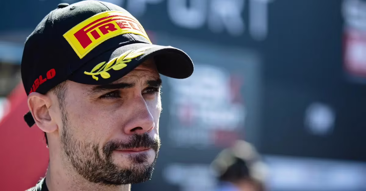 Мигель Оливейра в комбинезоне команды BMW в паддоке World Superbike
