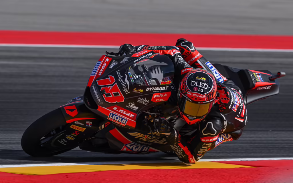 Мануэль Гонсалес на мотоцикле Moto2 команды QJMotor Gresini в повороте трассы Моторленд Арагон