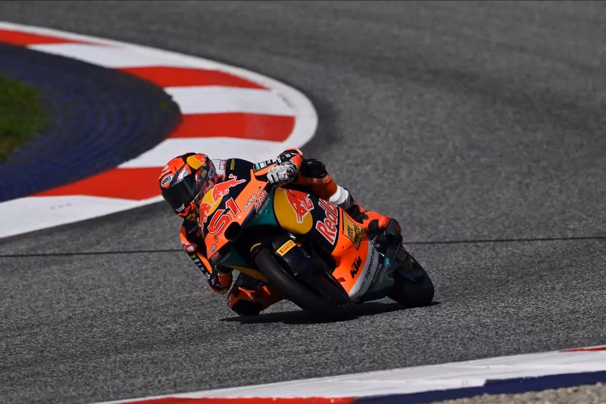 Гонщик Moto3 Брайан Уриарте на мотоцикле Red Bull KTM Ajo на Ред Булл-Ринге