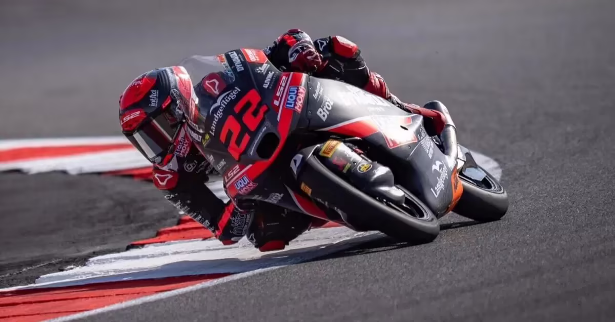 Давид Альманса празднует победу на подиуме Moto3 в Сильверстоуне