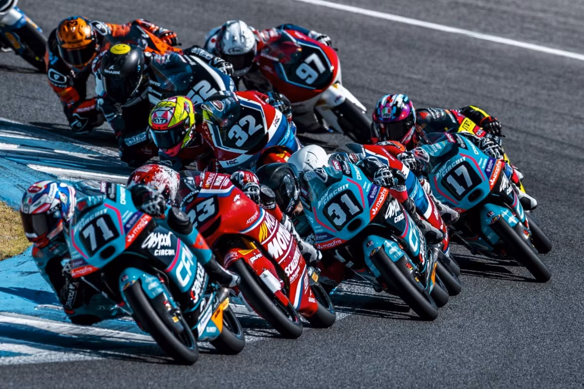 Джулио Пульези и Ярослав Карпушин на подиуме этапа FIM MotoJunior Moto3 в Арагоне