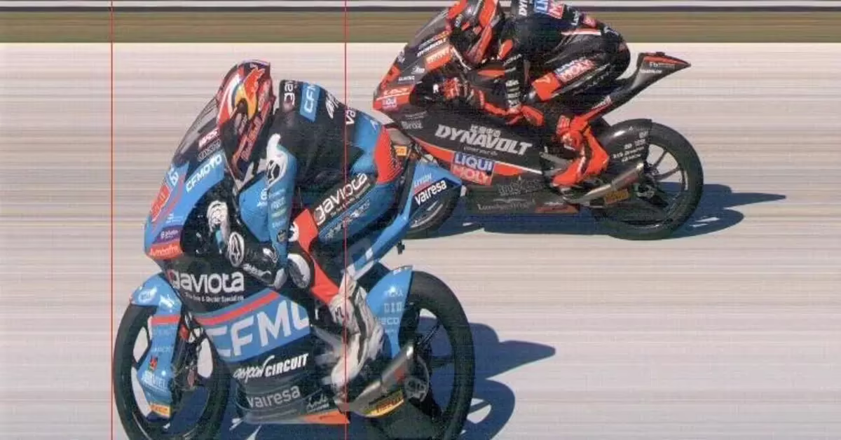 Максимо Килес на финише опережает Дэвида Альмансу в гонке Moto3 в Мизано